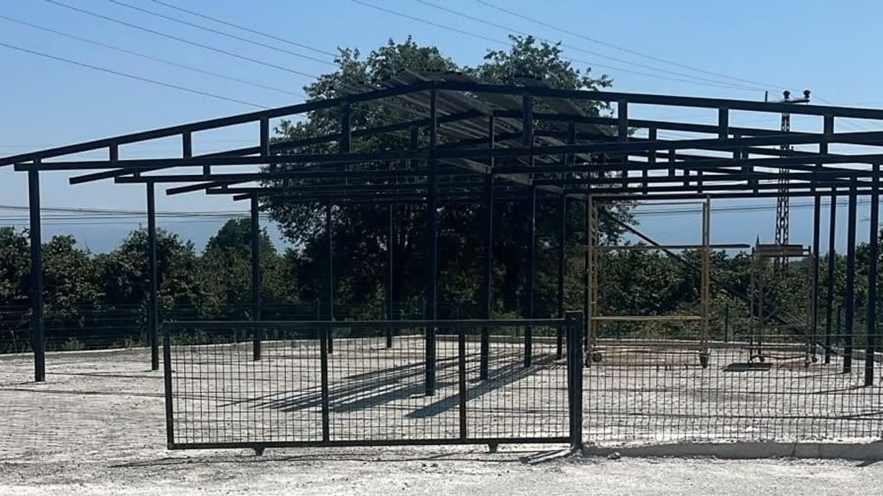 Kabristan çevresi Yenivakıf'ta kilit taşla düzenlendi