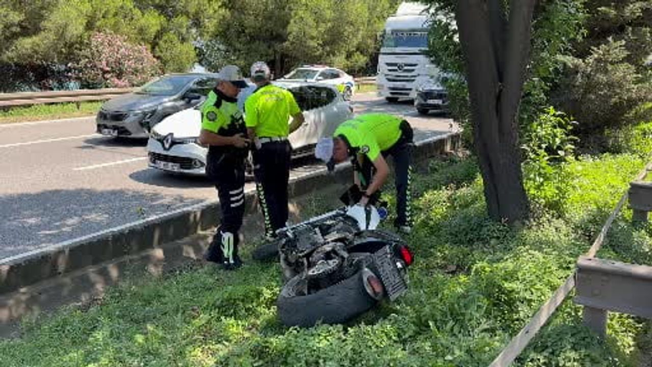Kaçan kamyona çarpan motosiklet orta refüje savruldu: iki kişi yaralandı