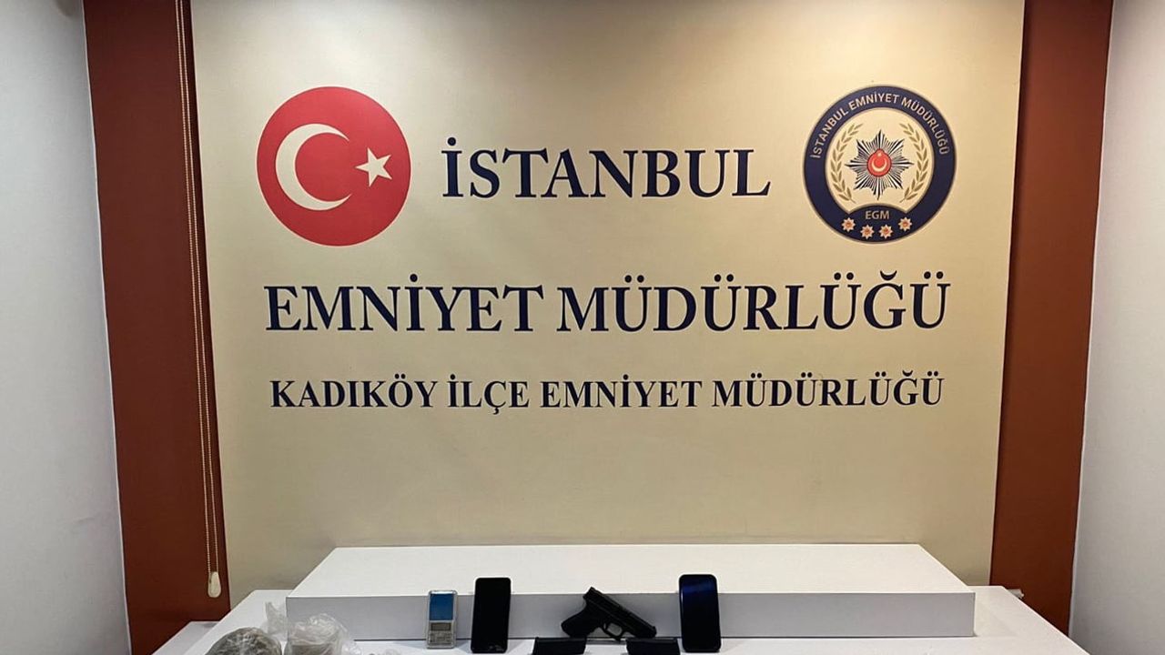 Kadıköy'de araçta yakalanan firari 14 yıl 2 ay kesinleşmiş hapisle tutuklandı