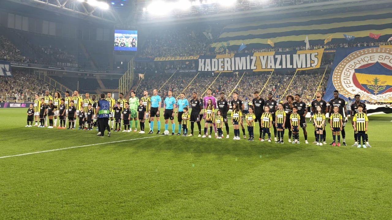 Kadıköy'de dev koreografi Fenerbahçe'ye tarihini hatırlattı