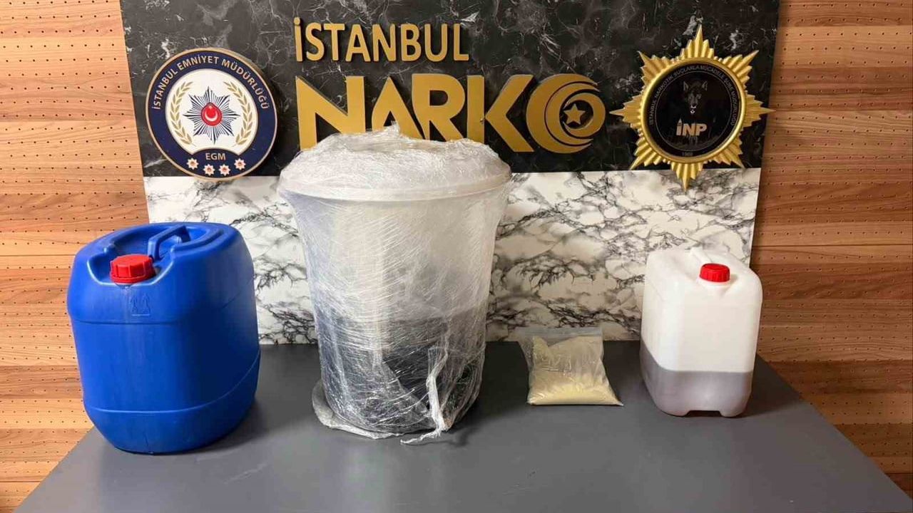 Kadıköy'de üretime yönelik operasyon: yüksek miktarda metamfetamin ve kimyasal ele geçirildi