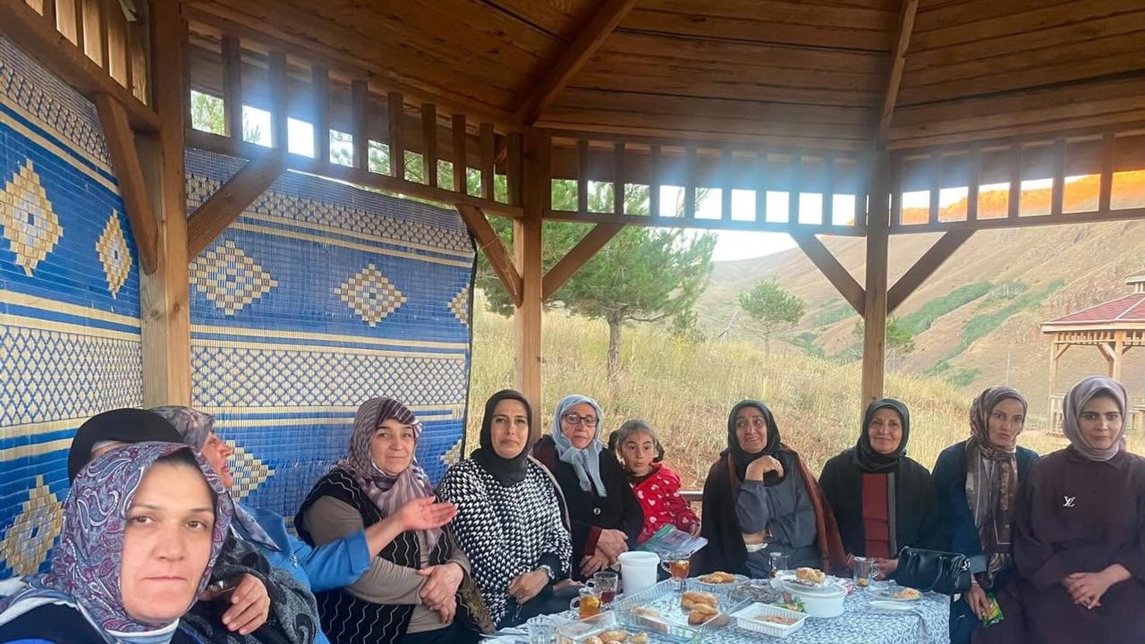 Kadın gündemi Otlukbeli gölü manzarasında ele alındı