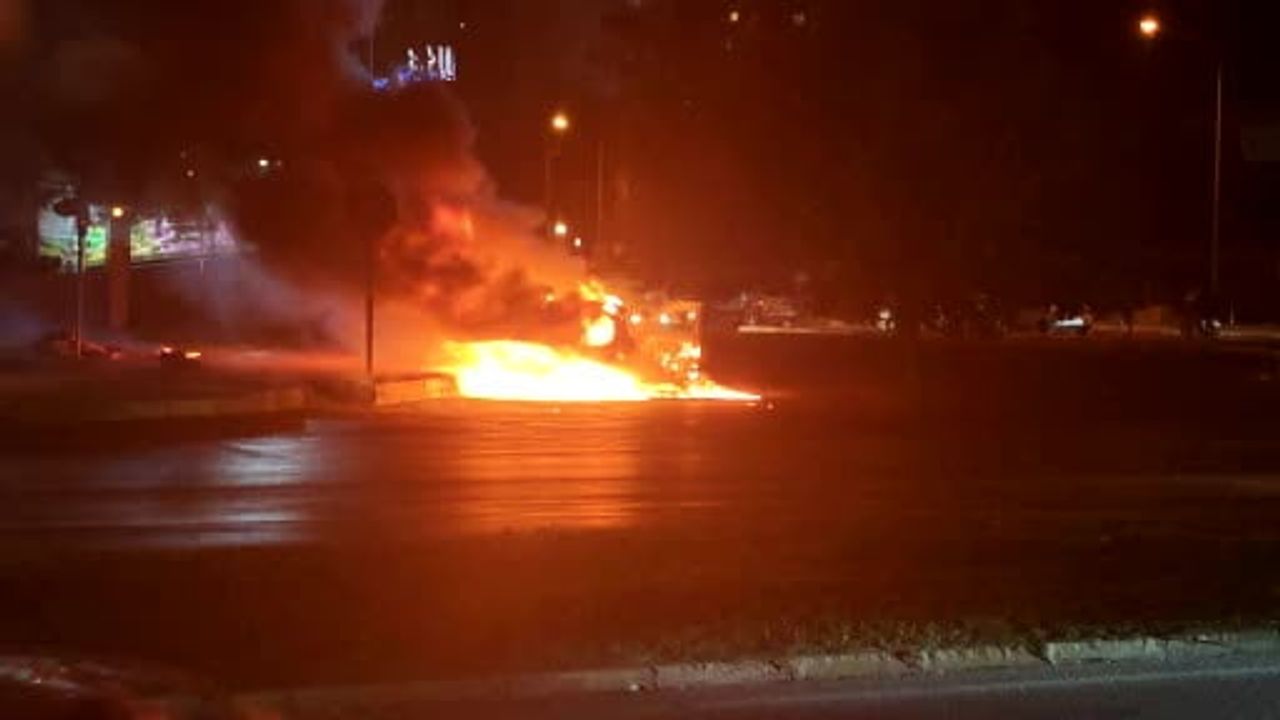 Kadın itfaiyecinin müdahalesi alev alan otomobili söndürdü