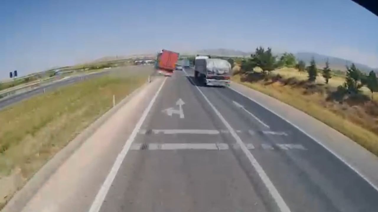 Kadınhanı'nda freni boşaldığı iddia edilen tırın çarpması: 1 ölü, 10 yaralı
