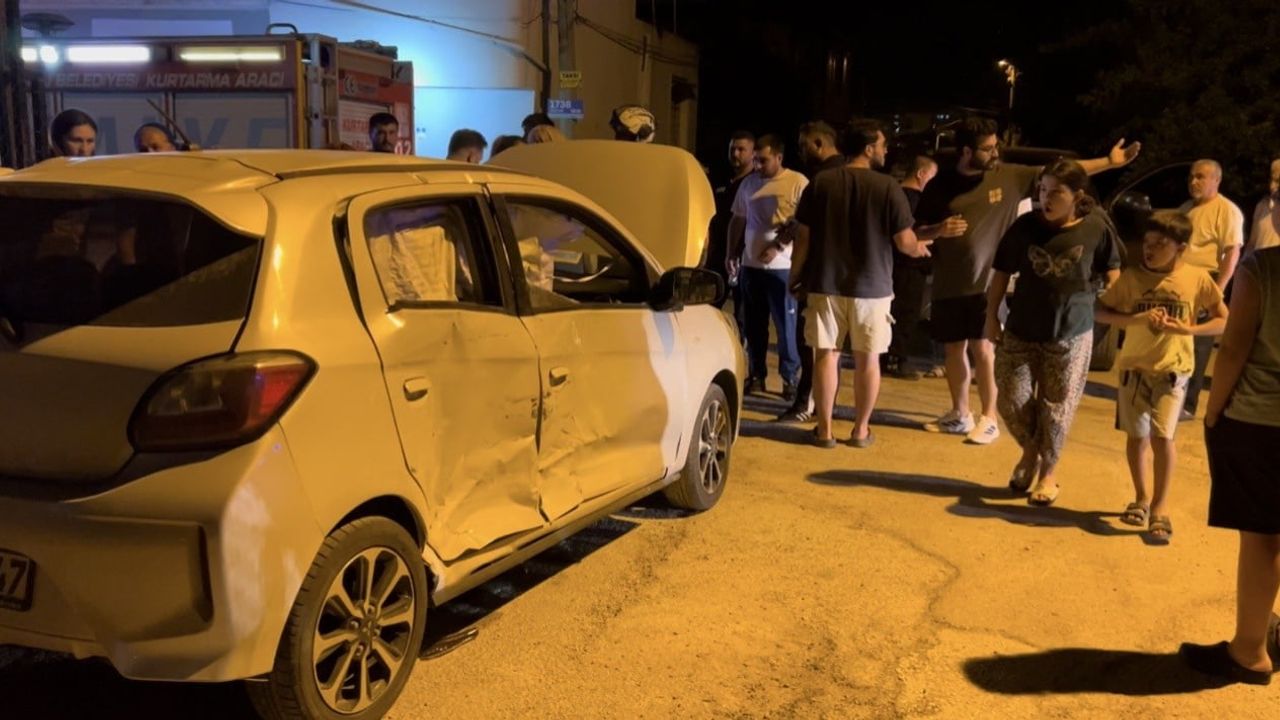 Kadirli'de araç çarpışması: pikap ile otomobilde 3 kişi yaralandı