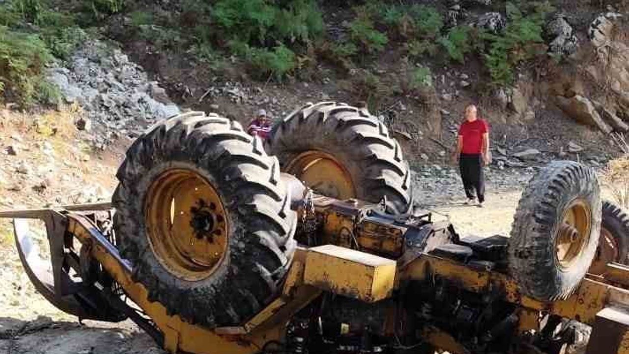 Kadirli'de iş makinesi devrilmesi sonrası operatör kurtarıldı