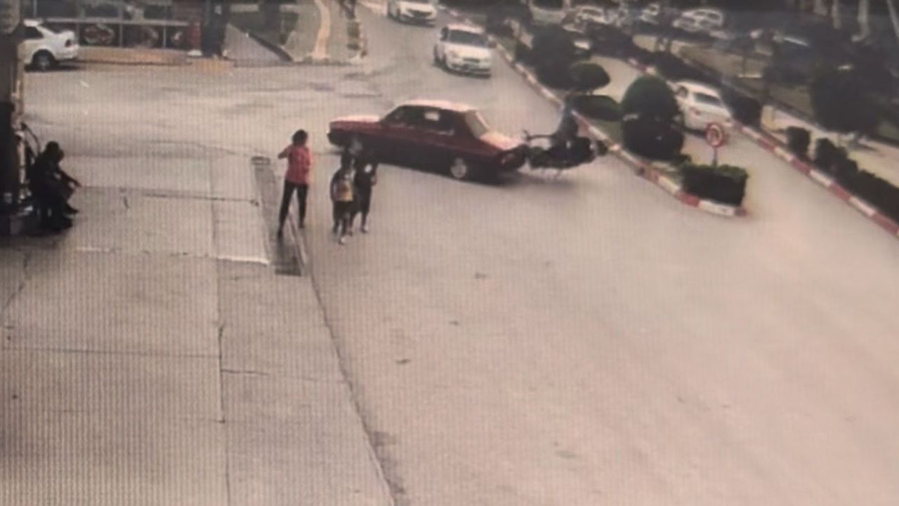 Kadirli'de kavşakta yandan çarpışma: güvenlik kamerası kazayı kaydetti