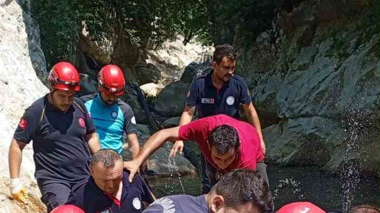 Kadirli'de su onarımı için kayalıklara inen muhtar düştü ve yaralandı