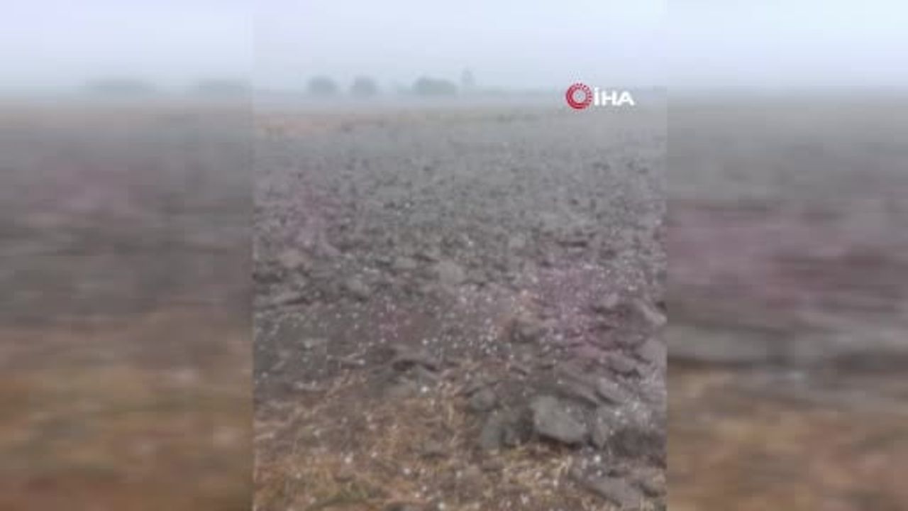 Kadirli'nin Kerimli köyünde akşam dolu taneleri ceviz büyüklüğüne ulaştı