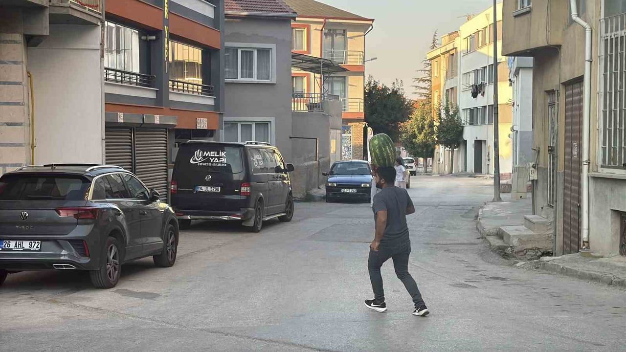 Kafasında dev karpuzla düğünlere giden inşaat ustası Mustafa Durmaz