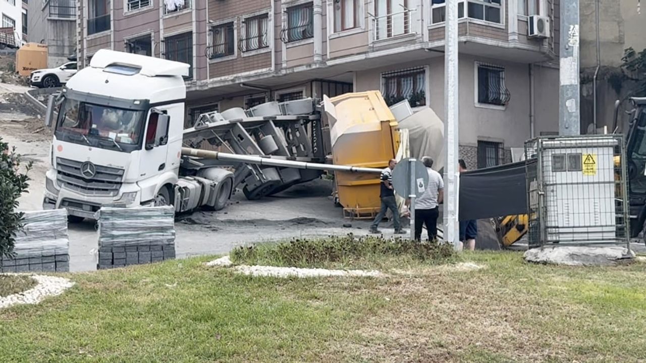 Kağıthane'de dorsesi devrilen kamyon çevreye kum saçtı
