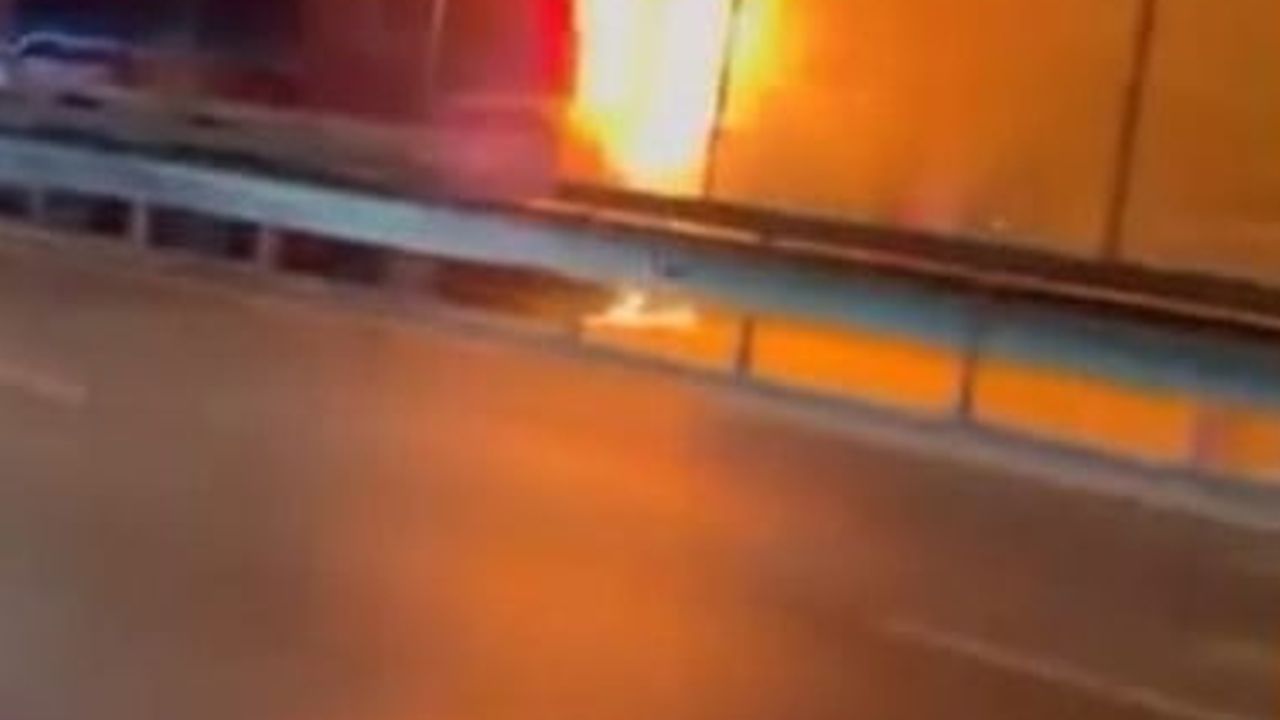 Kağıthane'de metrobüste motor yangını: yolcular tahliye edildi