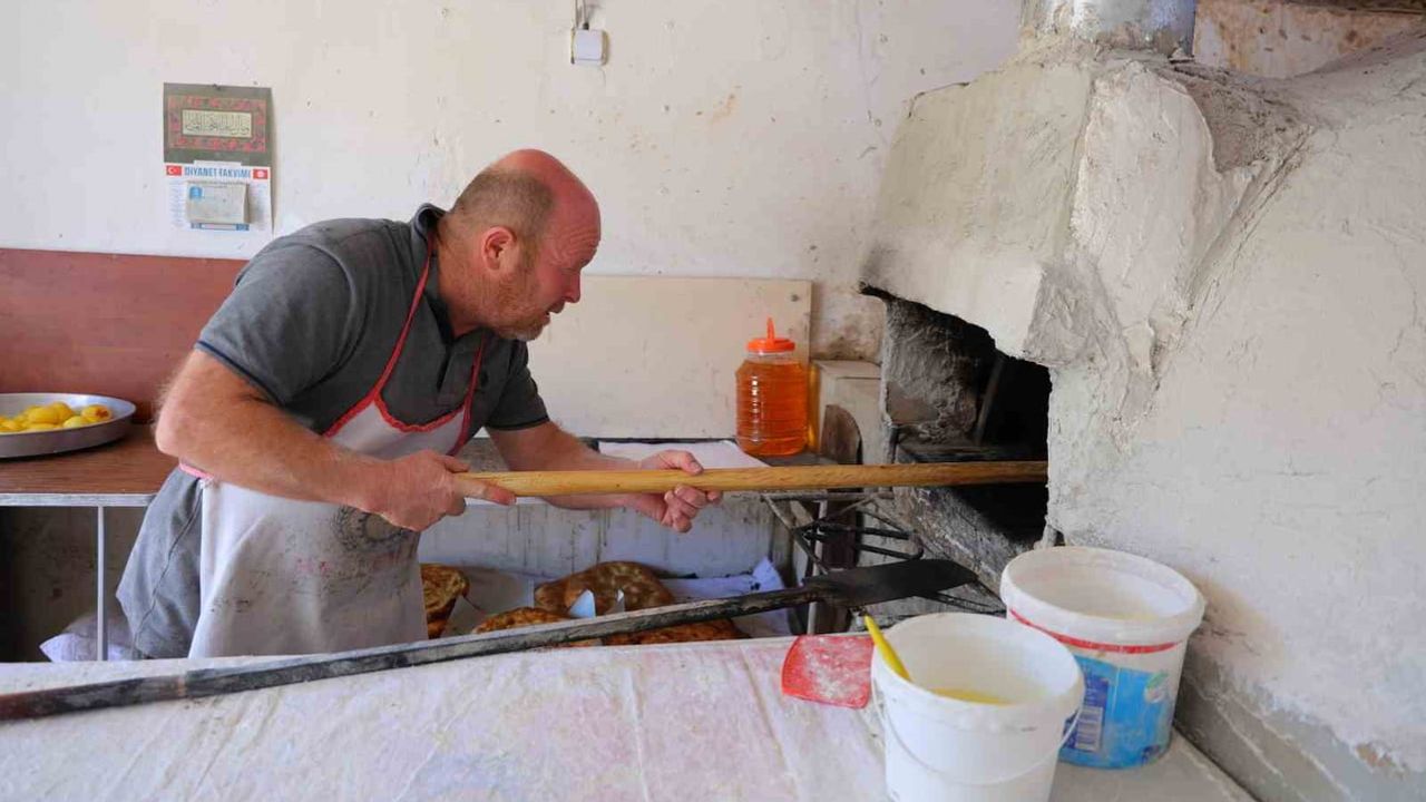 Kahramanmaraş'ın Çardak mahallesinde 160 yıllık ekmek geleneği sürüyor