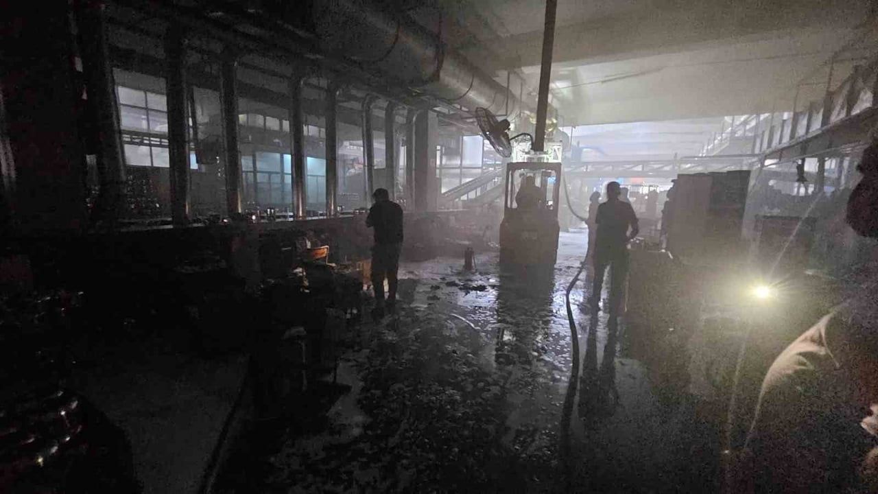 Kahramanmaraş'ta Onikişubat organize sanayi bölgesinde fabrika yangını söndürüldü