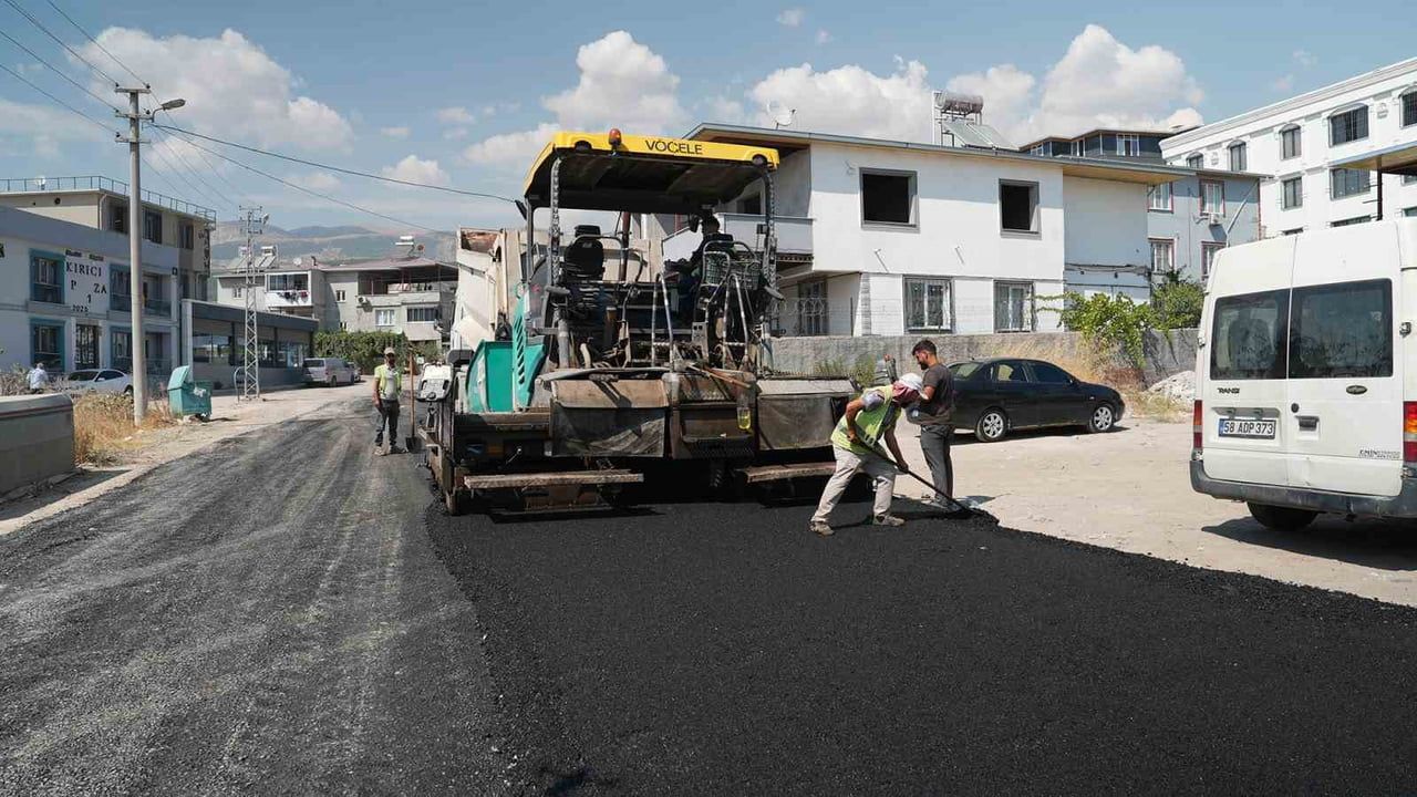 Kahramanmaraş’ta ulaşım standardı yükseliyor: 24-30 ağustos asfalt mesaisi 26 noktada