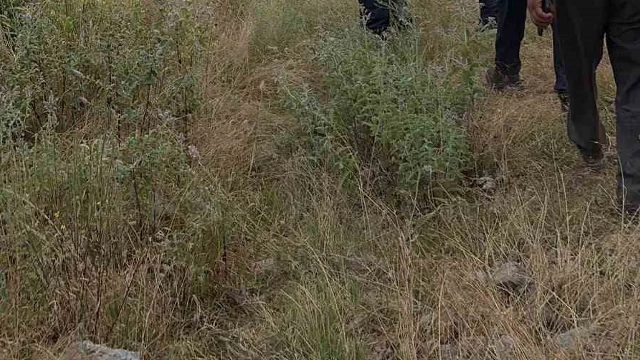 Kahramanmaraş'ta yoldan çıkan araçta mahsur kalan baba ve kızı AFAD kurtardı