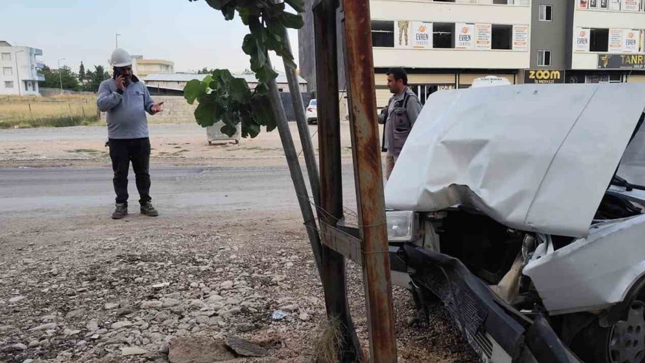 Kahta'da direğe çarpan otomobilde iki kişi yaralandı, biri ağır