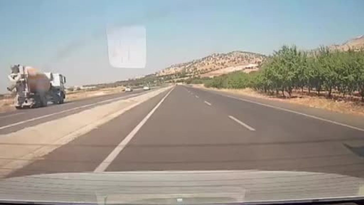 Kahta'da kamyonetin eşeğe çarpma anı araç kamerasına yansıdı