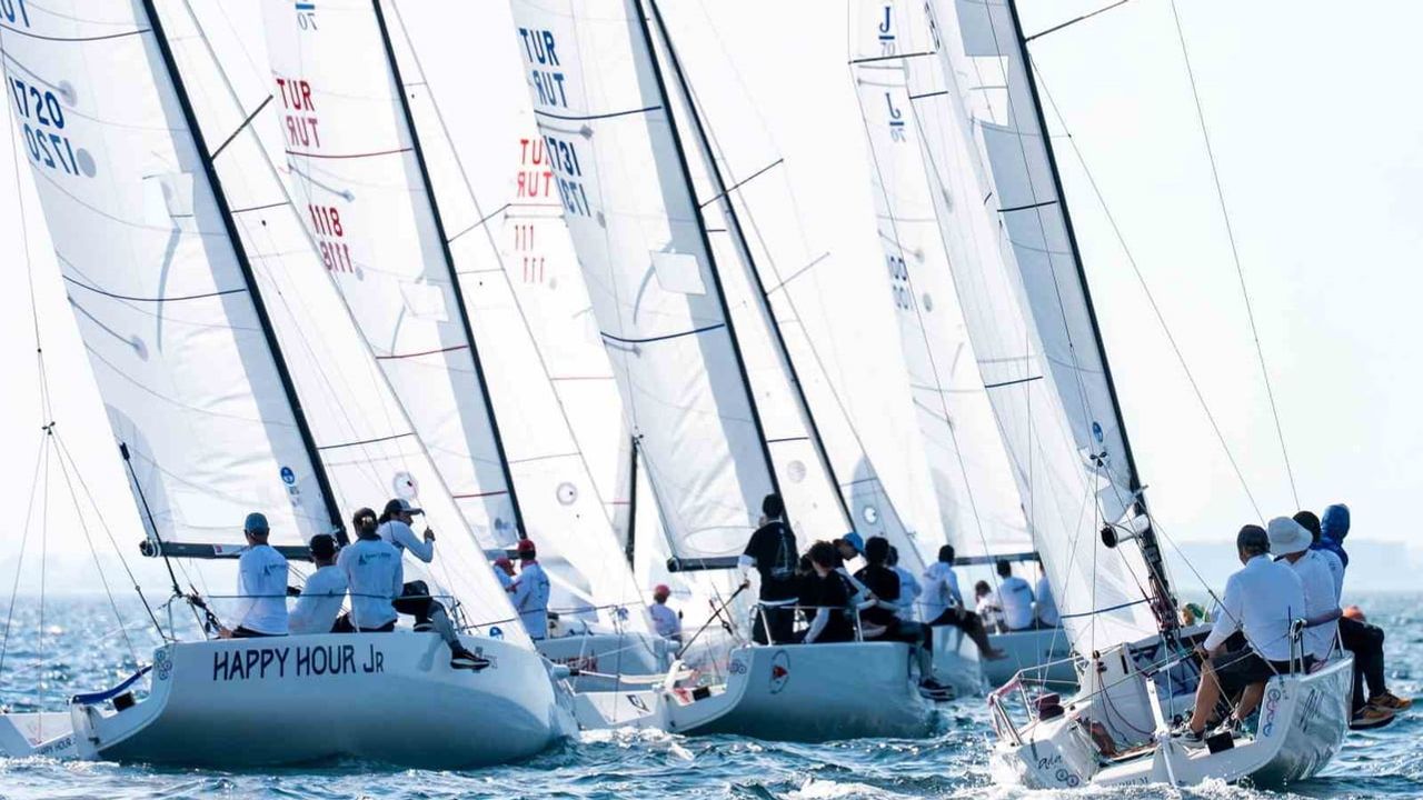 Kalamış'ta rüzgârın etkili olduğu günde Team Nautique Yachting öne çıktı