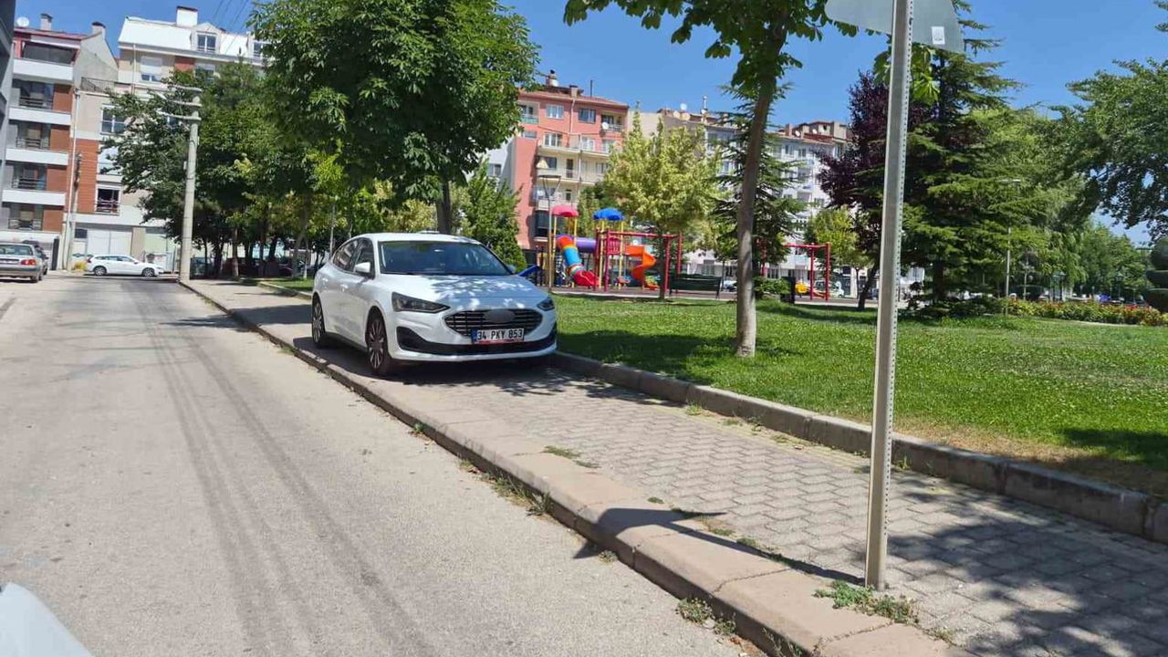 Kaldırıma park eden araç Eskişehir'de yaya erişimini engelledi