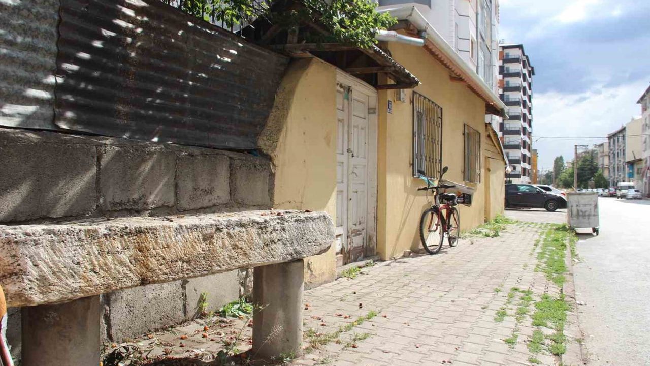 Kaldırımda 55 yıl bekleyen musalla taşı mahallede dikkat çekiyor