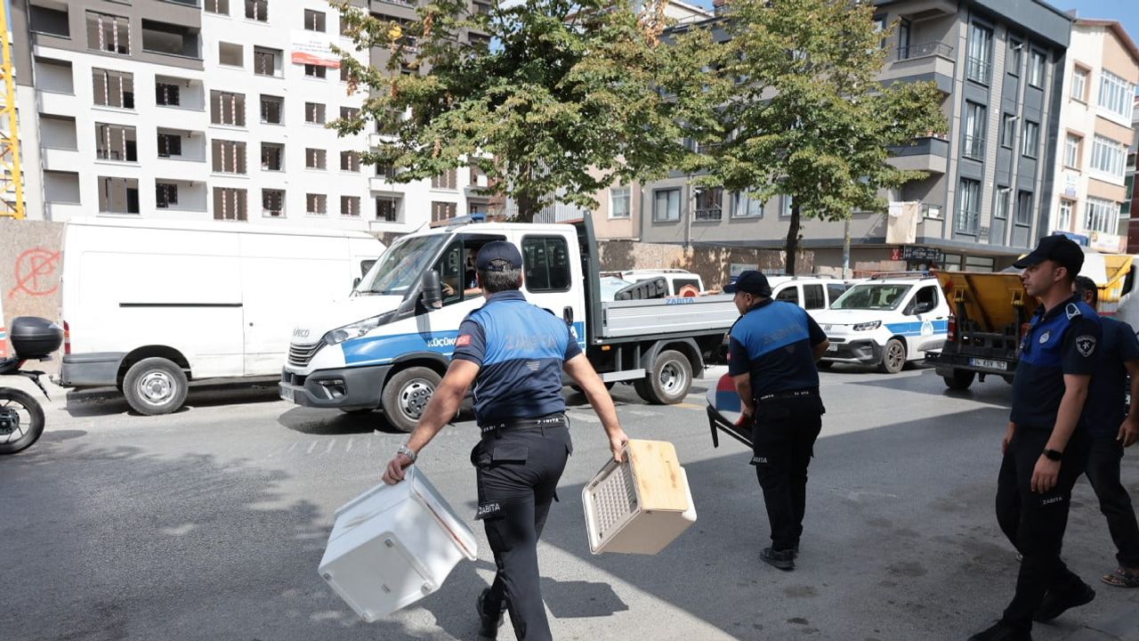 Kaldırımda öncelik yayada: Küçükçekmece zabıtasından sıkı denetim