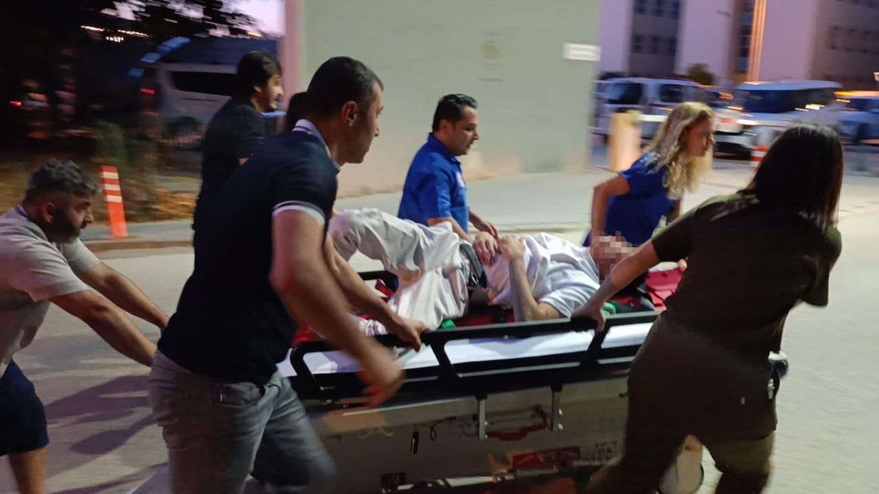 Kaldırımdaki levhaya çarpan motosiklet sürücüsüne duvardan atlayan doktor müdahale etti