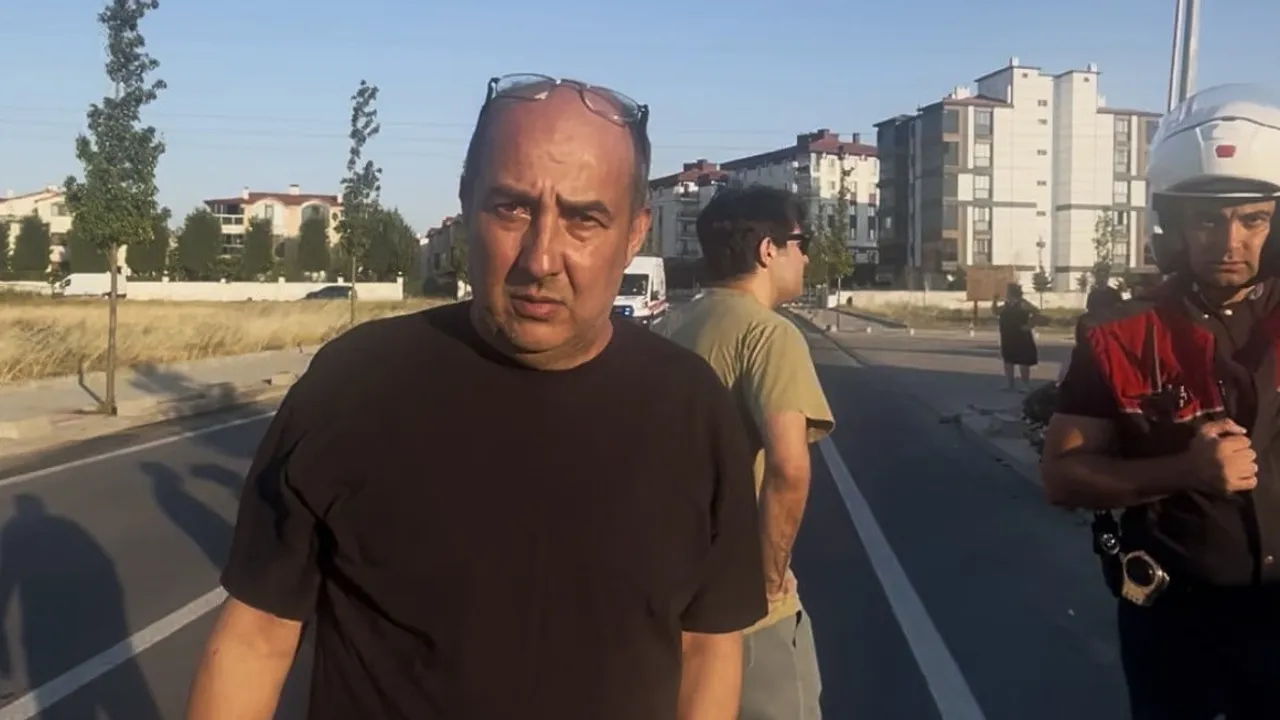 Kaldırımdan çıkan otomobil istinat duvarında yan şekilde durdu