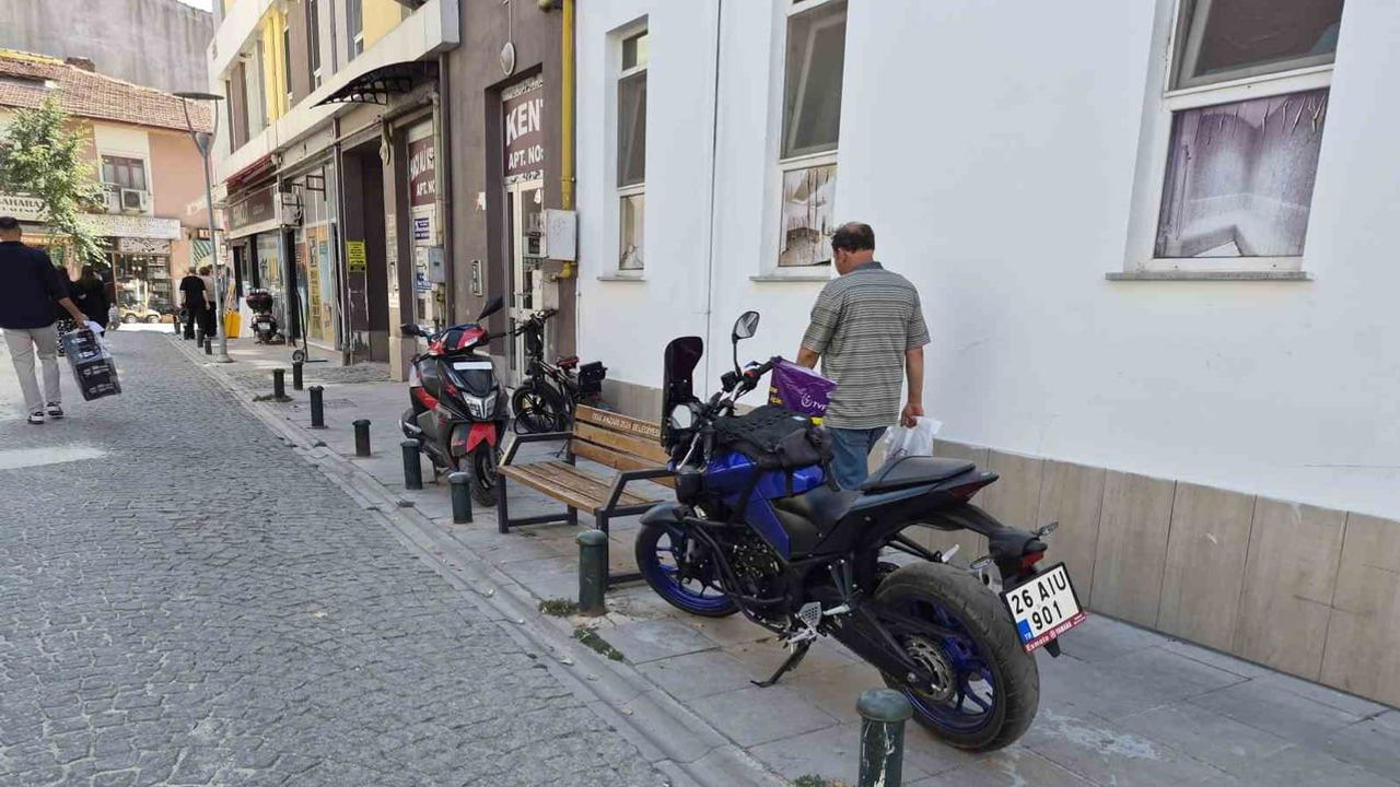 kaldırımlar motosiklet ve konteynerlerle kullanılamaz hale geldi