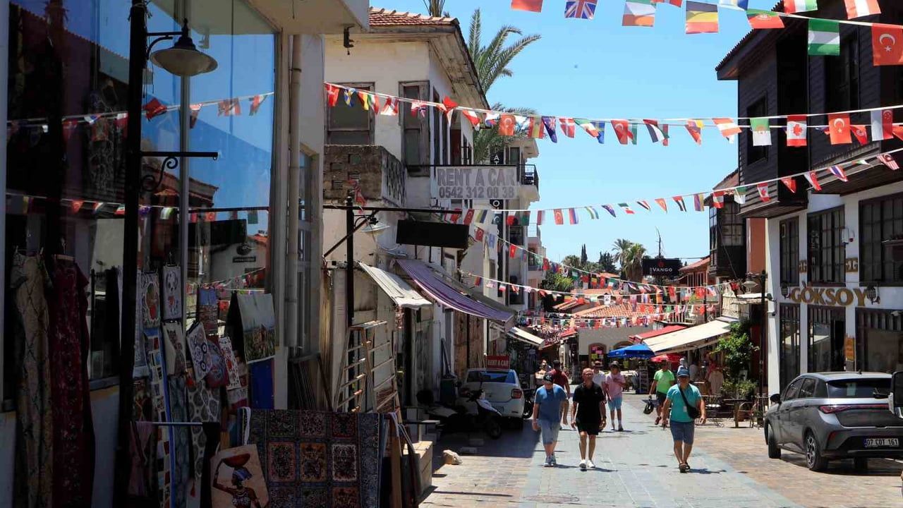 kaleiçi, gece olunca nüfusunu yüzle çarpıyor