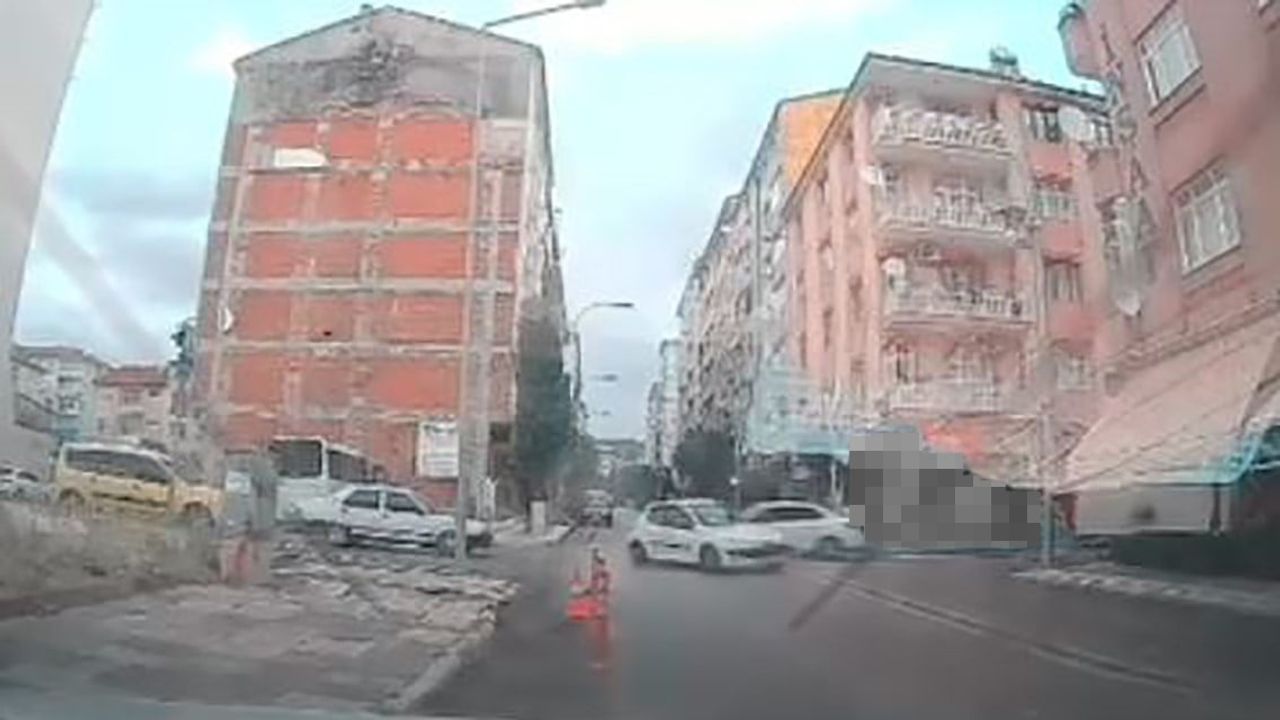 Kameraya yansıyan çarpışma Elazığ'da araçlarda maddi hasar bıraktı