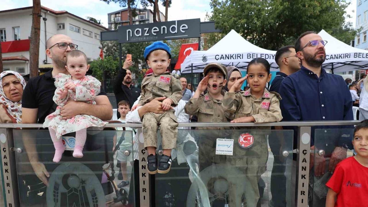 Kamuflajlı küçük izleyici jandarma komandoların gösterisine eşlik etti