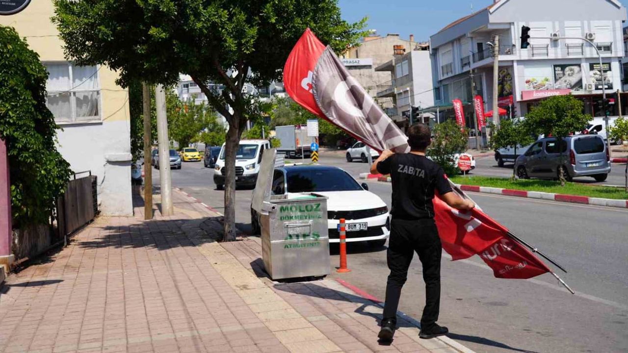 Kamusal alanlarda düzen sağlandı: Kepez zabıtası izinsiz ilan ve tabelaları kaldırdı