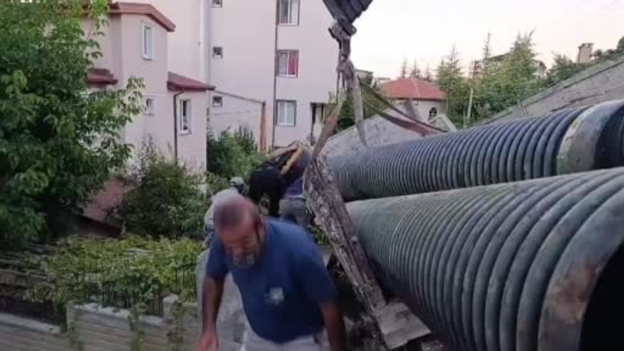 Kamyonet ile demir korkuluk arasında sıkışan genç vinçle kurtarıldı