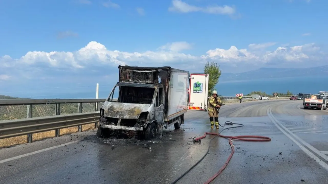 Kamyonetin alev alması İznik'te trafikte paniğe yol açtı