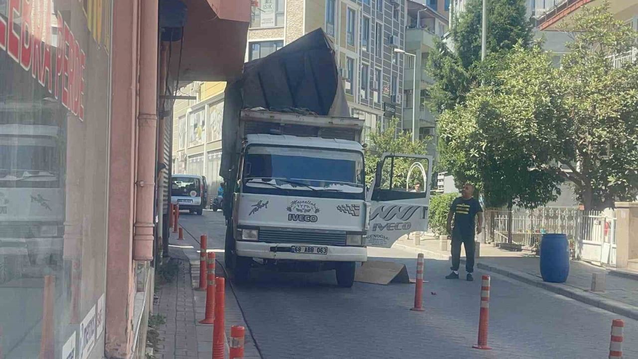 Kamyonetin kasası çıkıntı yapan balkona takıldı