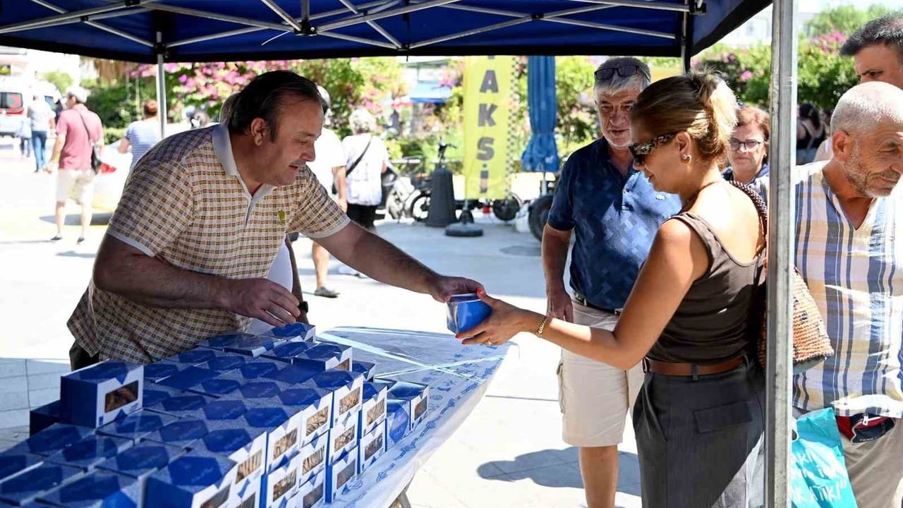 Kandil simidi ikramı Kuşadası sokaklarında karşılık buldu