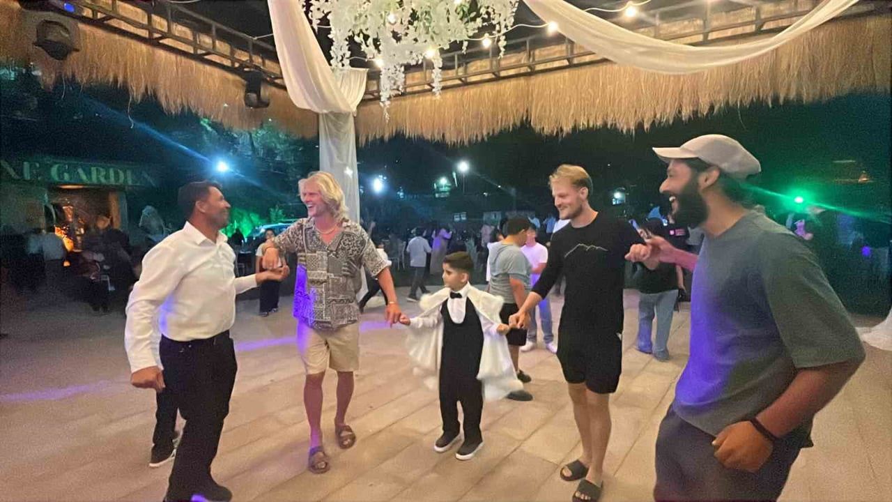 Kapadokya'da yolculukları düğünle taçlandı, yabancı turistler halay çekti