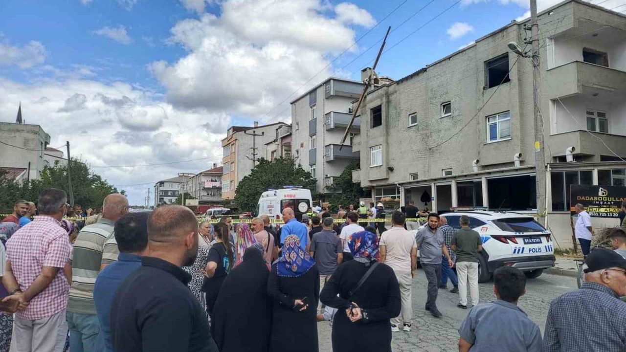 Kapaklı'da çatıda malzeme taşınırken elektrik hattına çarpan işçi yaşamını yitirdi