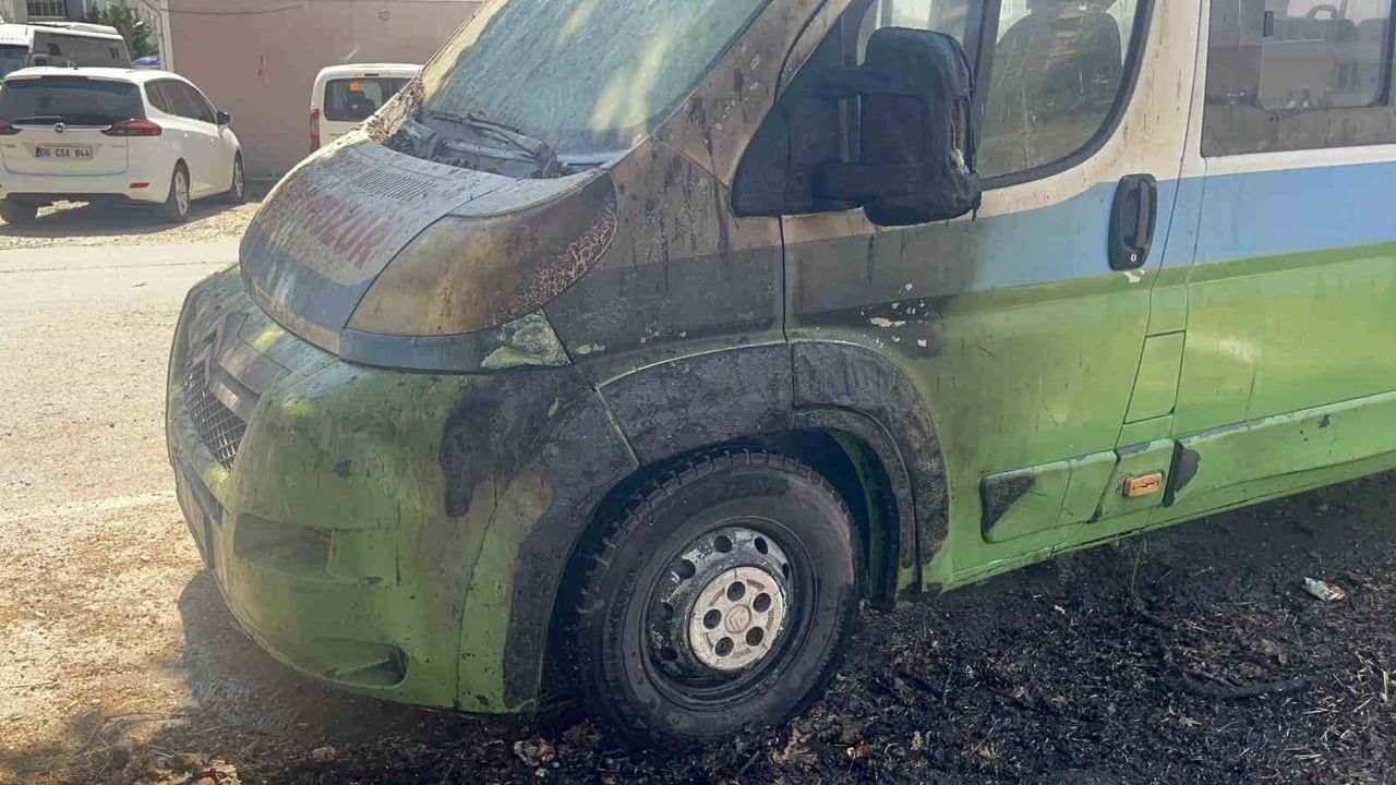 kapaklı'da kuru otluk alanda başlayan yangın toplu taşıma aracına zarar verdi
