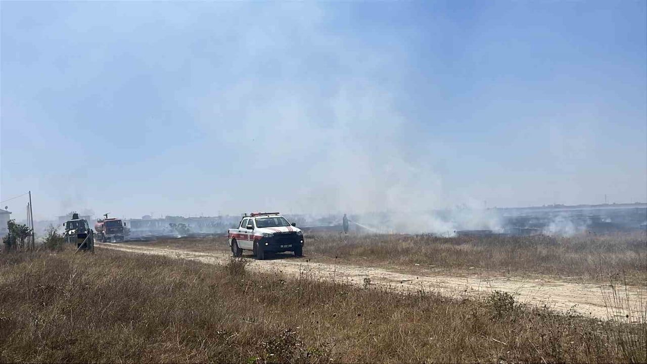 Kapaklı ile Saray arasındaki yangın rüzgarla hızla yayıldı, mahalle sakinleri müdahale etti