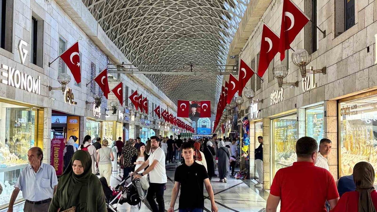Kapalı çarşıda zafer bayramı renkleri: tarihi doku kırmızı-beyaza büründü
