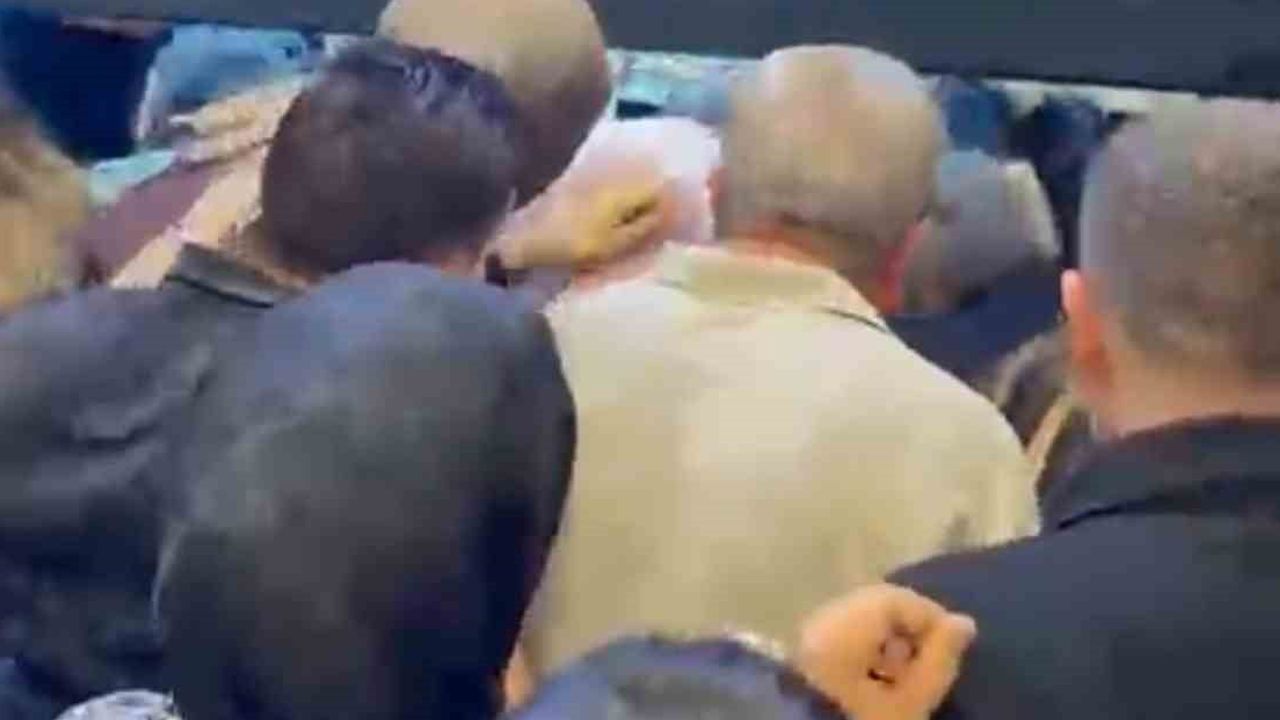 Kapı açılışı yoğunluğu artırdı: Kayapınar'da mağaza önünde izdiham