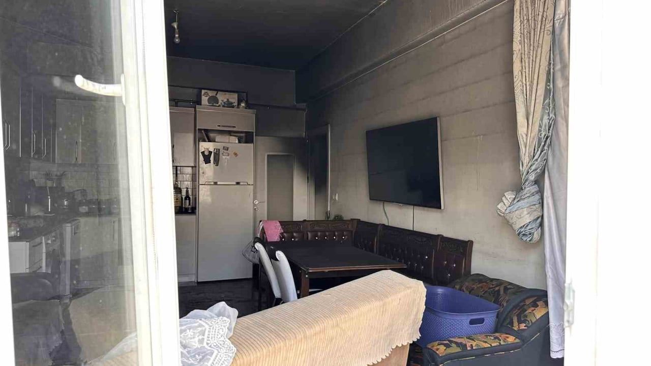 Kapıcı dairesindeki yangın baba ve oğlunu hastanelik etti