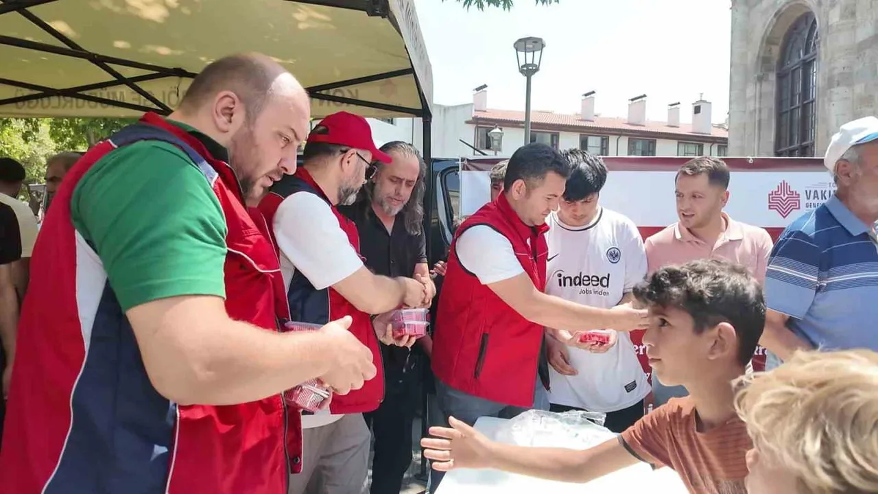 Kapıcı Mustafa Dede Vakfı'ndan tarihi bedestende karpuz ikramı