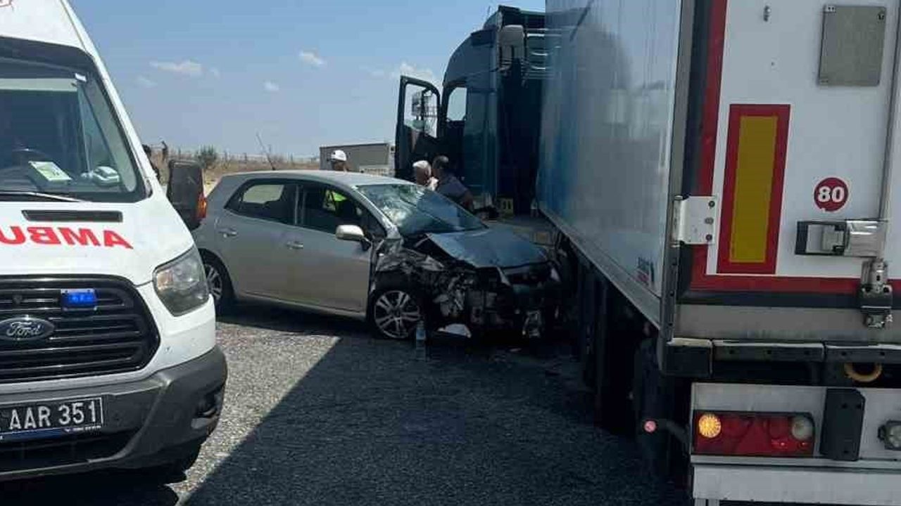 Kapıkule güzergâhında otomobil ile tır çarpıştı: sürücü yaralandı