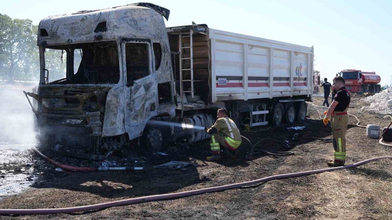 Kapıkule yolu kenarında tır alev aldı, çekici kullanılamaz hale geldi ve tarla zarar gördü