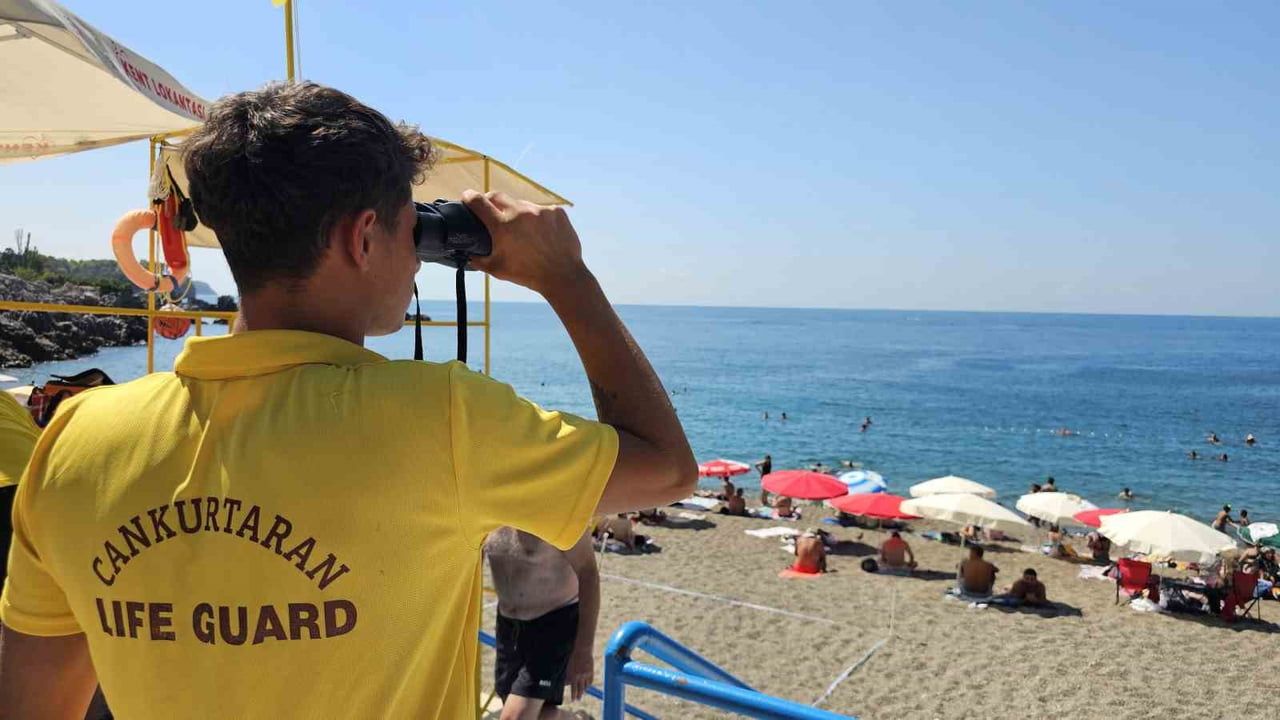Kapuz plajı temiz açıldı, vatandaşlar denize akın etti