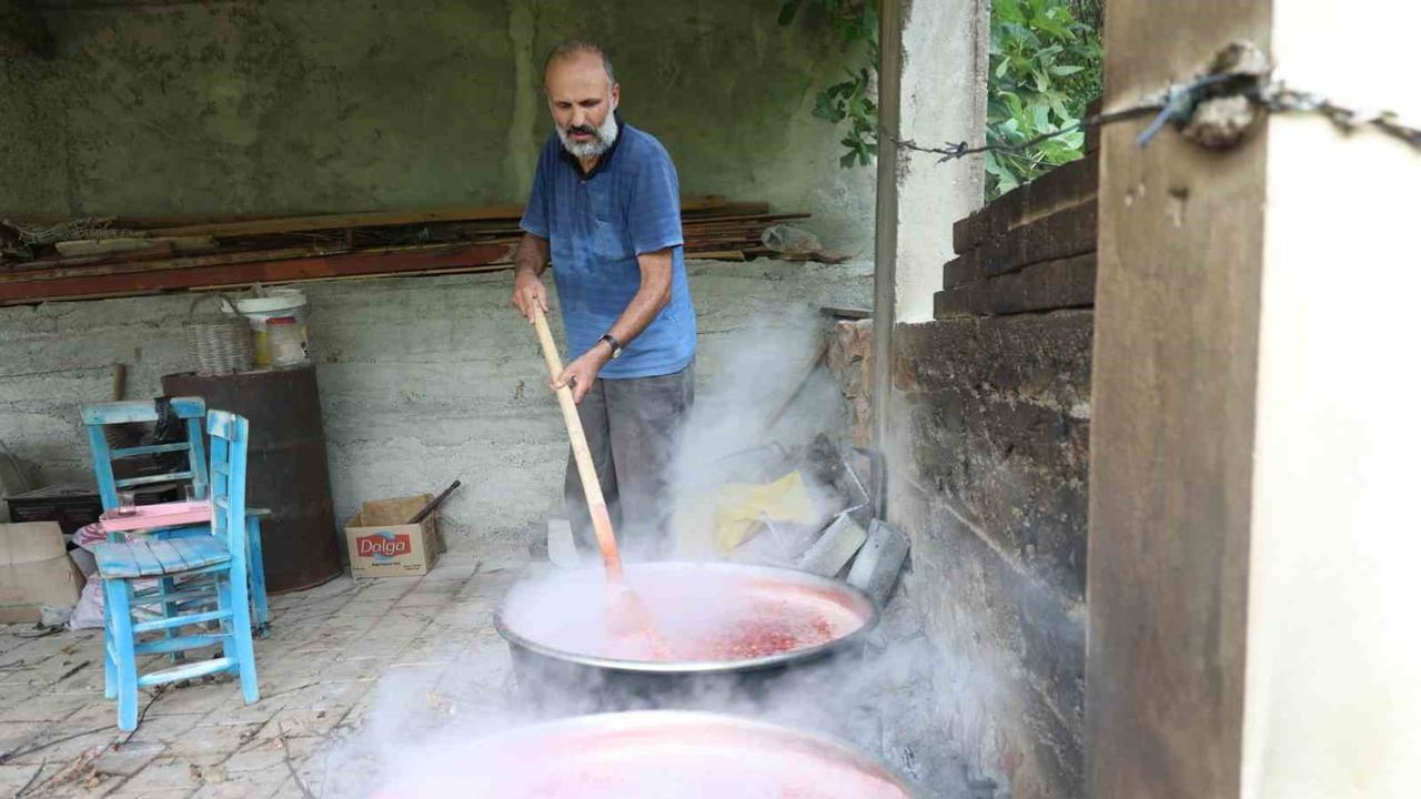 Kara kazanda kışa hazırlık: Kozan'da kızılcık şerbeti mesaisi