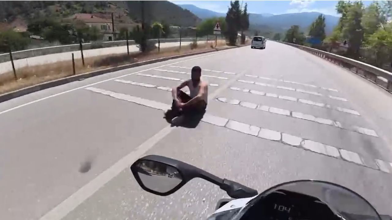 Kara yolunda bilinçsiz adımlar: oturan da yürüyen de hayatı riske attı